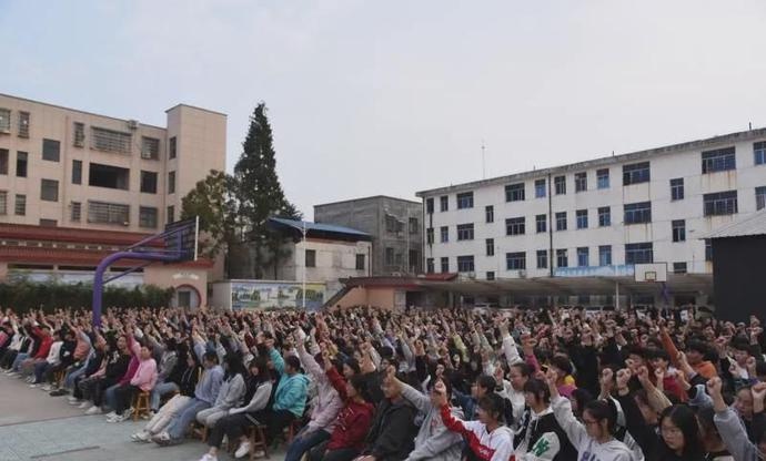 罗山县周党高中举行"挑战极限,为梦而战"励志报告会