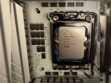 12个纯P核+无E核！Intel酷睿9 273PQE现身Z790主板