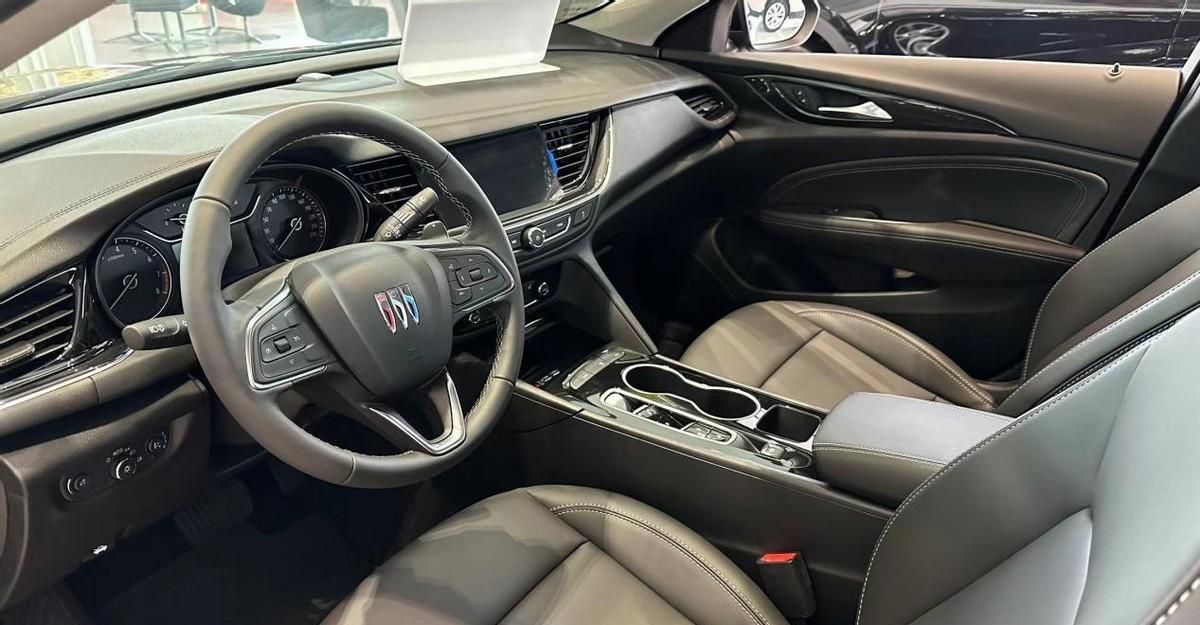 到店实拍别克君威,优惠3.8万,车长超4米9配9at,值得入手吗?