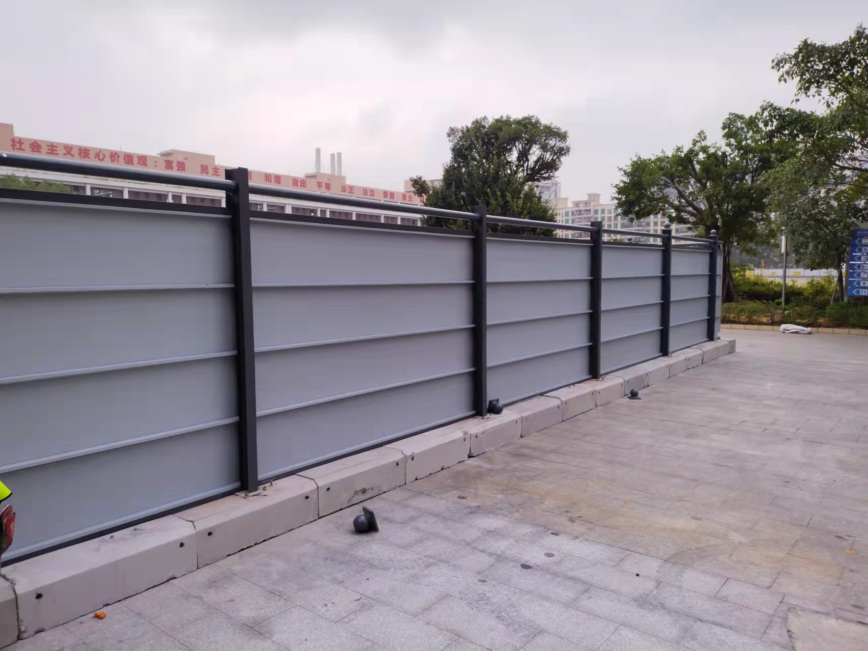 宝安区福海街道桥头学校改扩建工程,选用旭东装配式围挡c5款