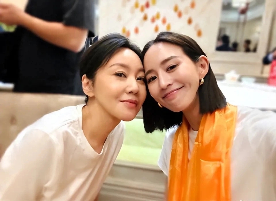 44岁李晨被传跟52岁闫妮恋爱,双方发文辟谣,网友:倪妮倒差不多