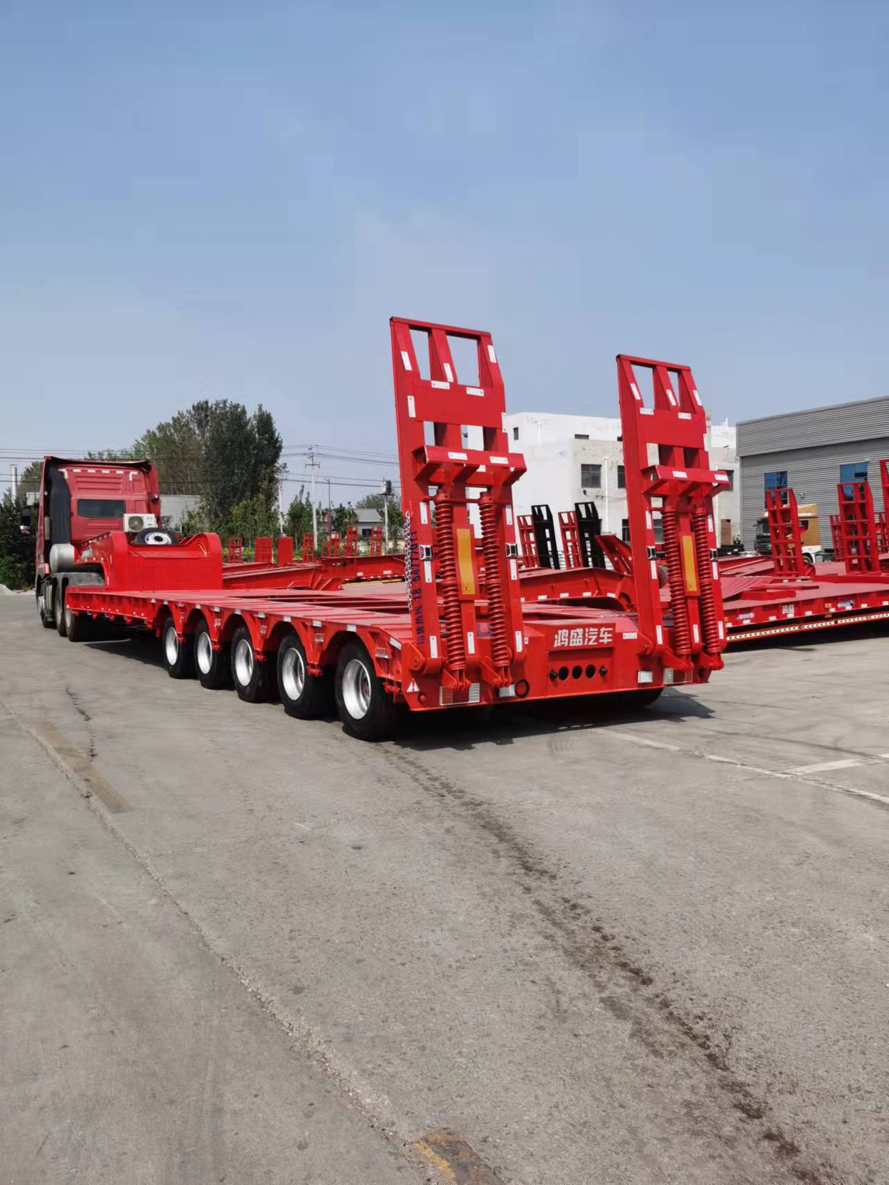 平板全挂车在工厂企业码头货物转运的使用