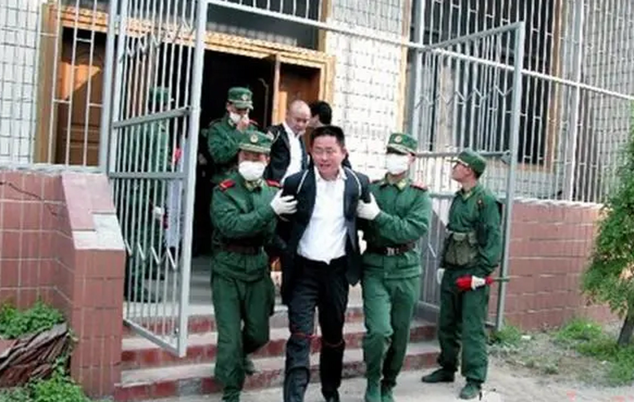 宋留根是河南许昌的"黑道教父",从一个贫困家庭走向黑帮,再到疯狂敛财