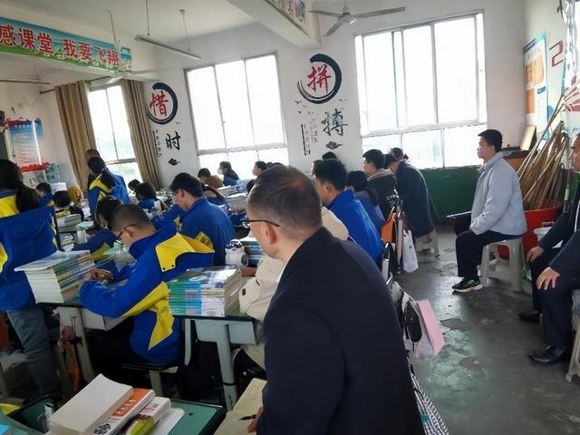 交流互助 共谋发展 四川省剑阁县开封中学赴剑阁县鹤龄中学交流