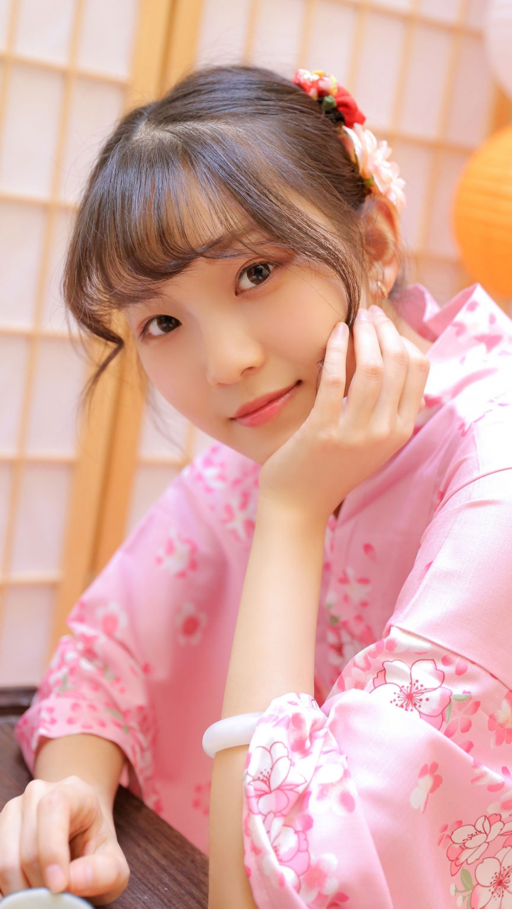 甜美粉色樱花和服女生,仿佛从漫画里走出来的人