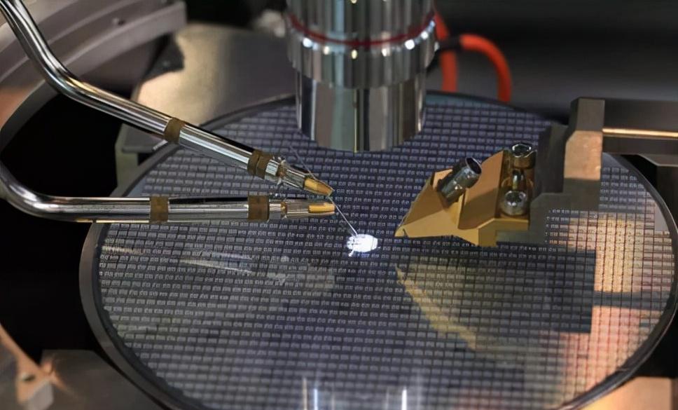 摊牌了?asml对euv光刻机态度再度变化,任正非:和平需斗争出来