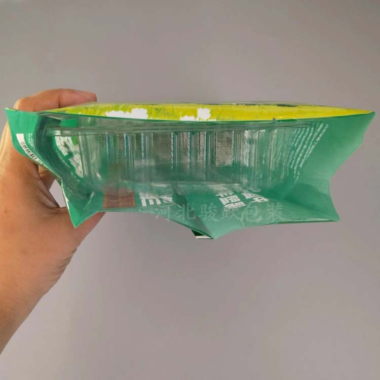 四边封袋是一种常见的包装袋,其特点是在袋子的四个边都进行了封口