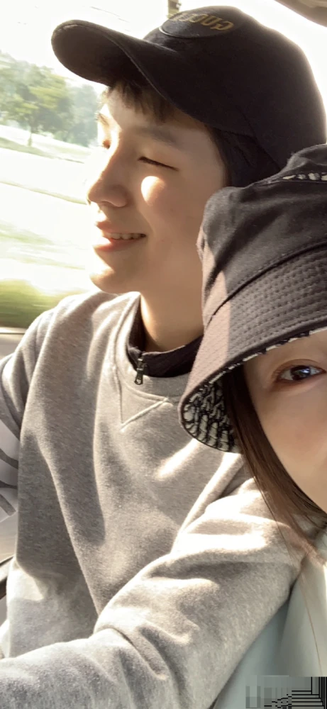 "梦萍"乐珈彤罕曝自拍,与富豪老公低调恩爱15年,两儿子太帅