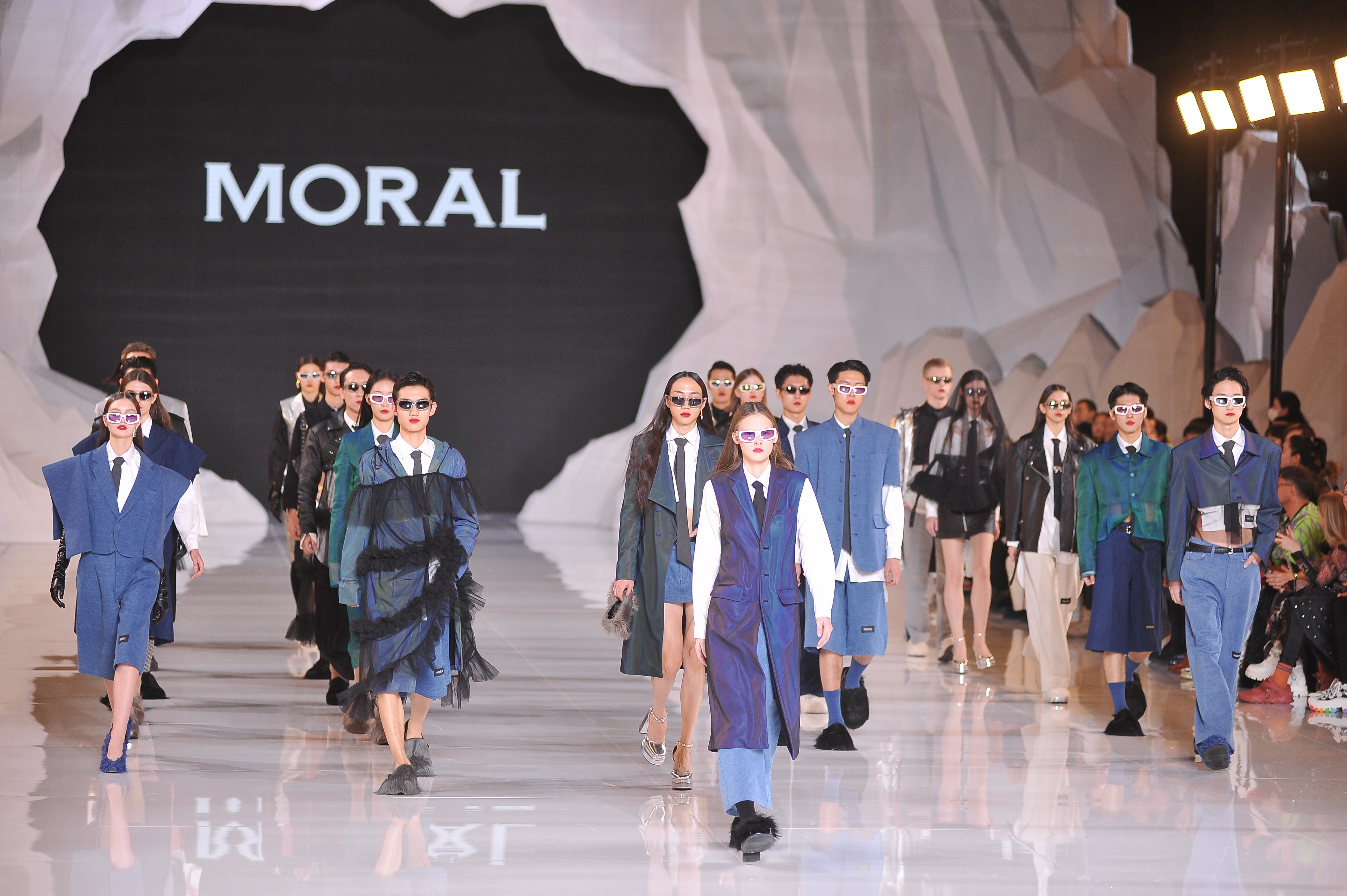 哈尔滨国际时装周|印度尼西亚设计师andandika surasetja:结合个人