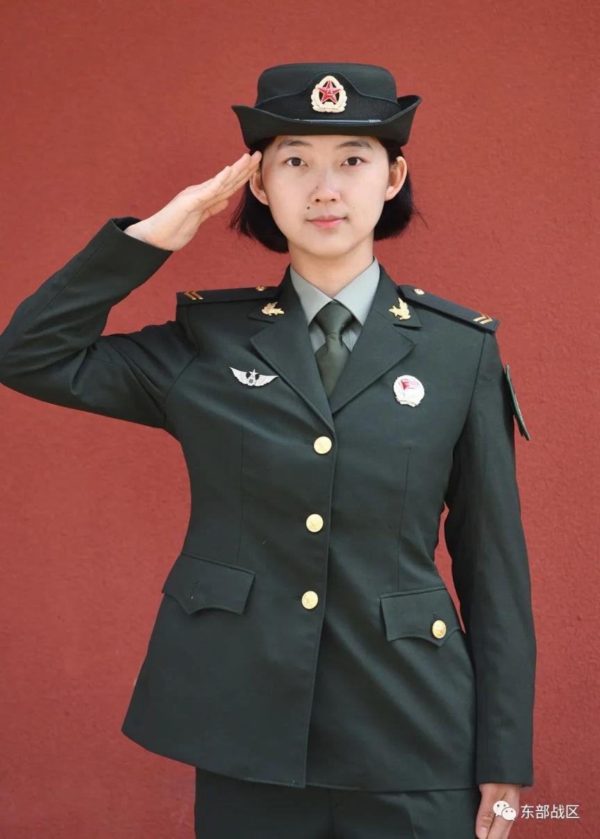 飒!这3名女兵的履历真不简单