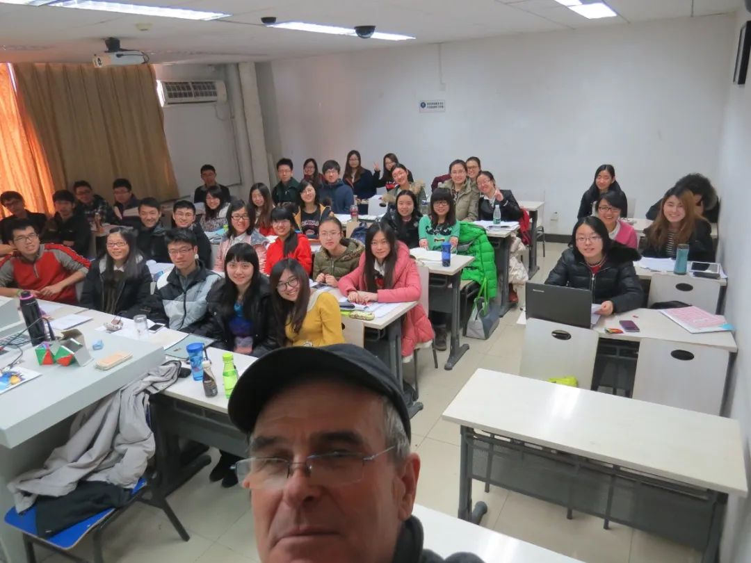 他的父母是穿中山装的美国人,第一批获中国绿卡,还与杨振宁同窗