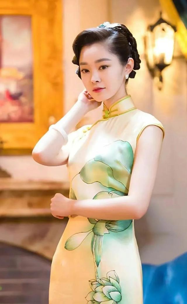 刘亦菲身穿旗袍宛如一幅水墨画,婀娜多姿,网友直呼:美到心里了