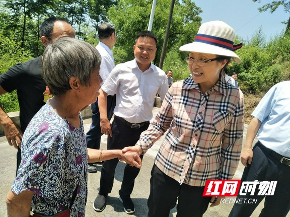 脱贫攻坚的排头兵—记泸溪县浦市镇党委书记杨俊勇