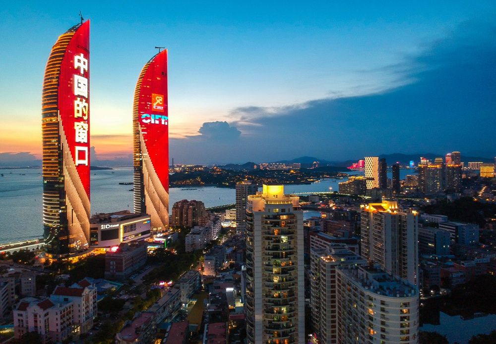 厦门:世贸海峡大厦亮灯 迎接中国国际投资贸易洽谈会
