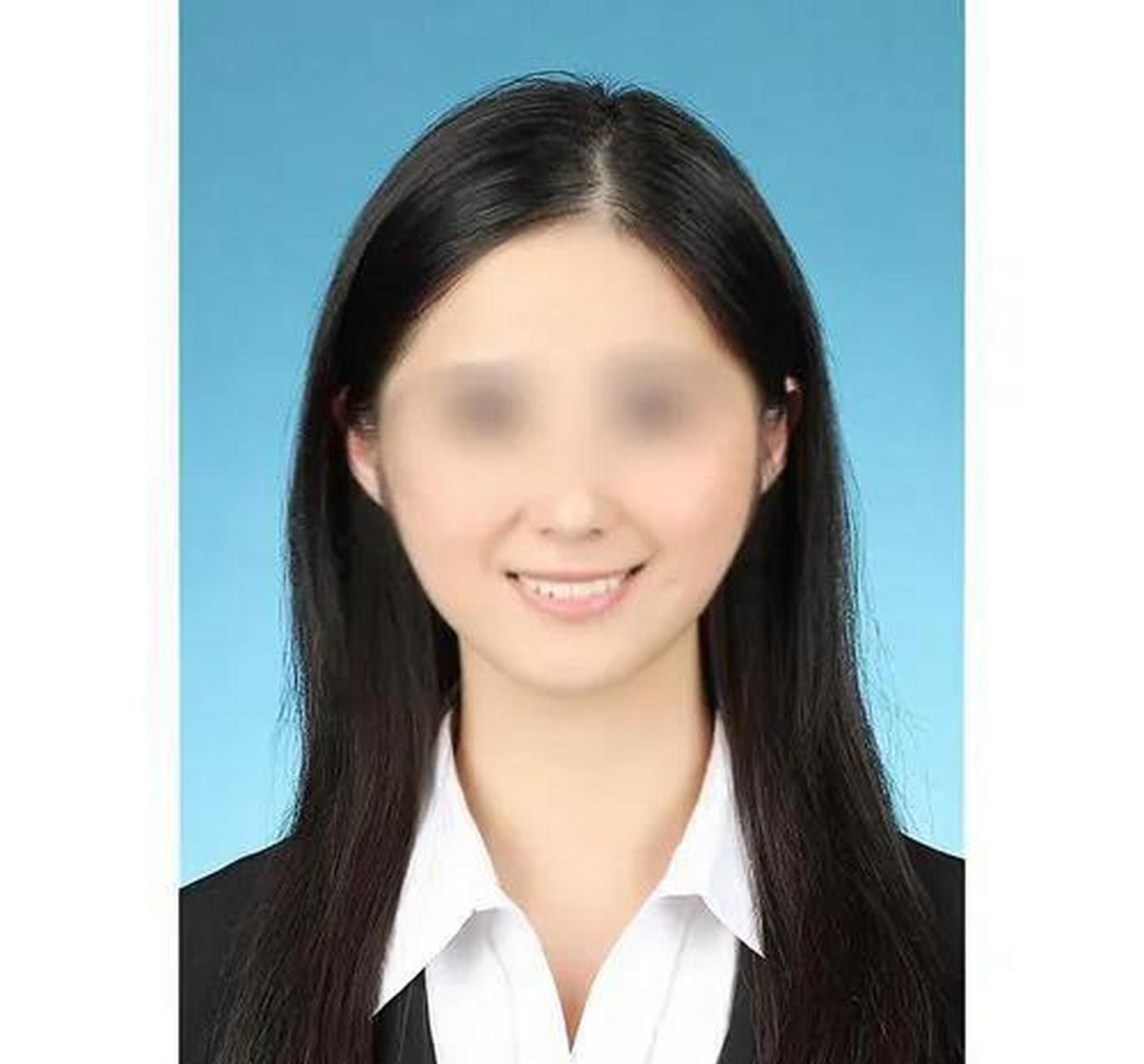 当时的祝妍容貌出众,身材修长.