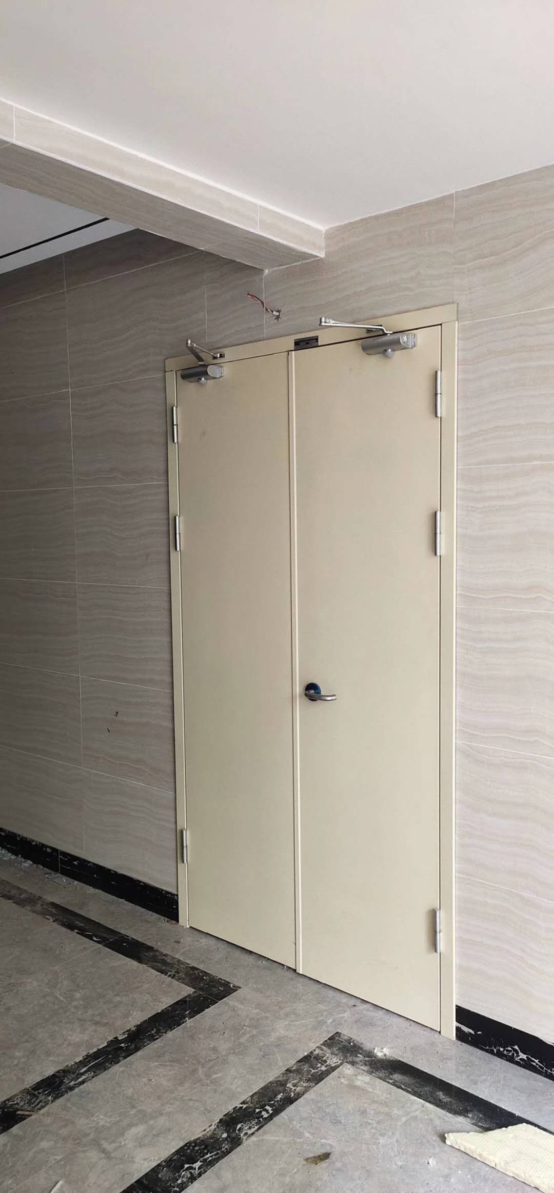 木质防火门跟钢质防火门哪个好?捷坤防火门:都好!