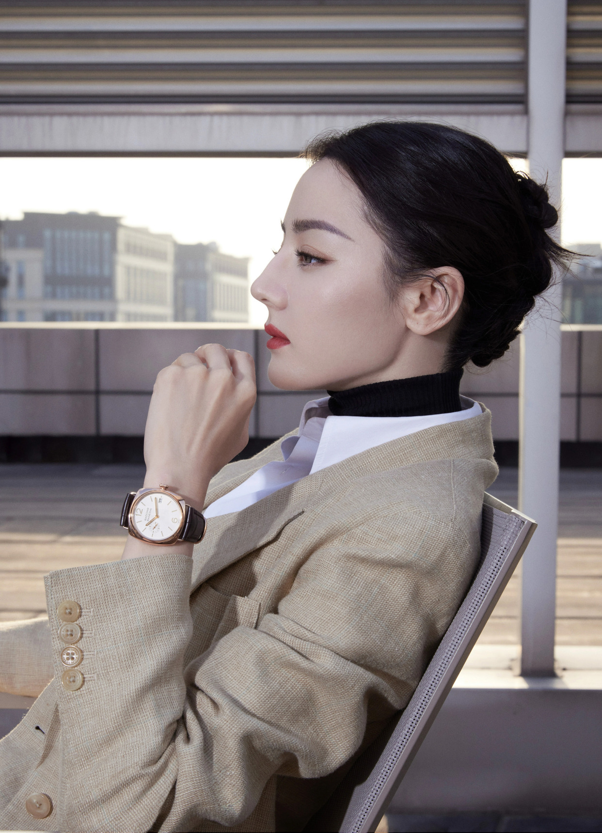 迪丽热巴变身干练女强人,西装长裤红唇盘发,助你闪耀职场之路