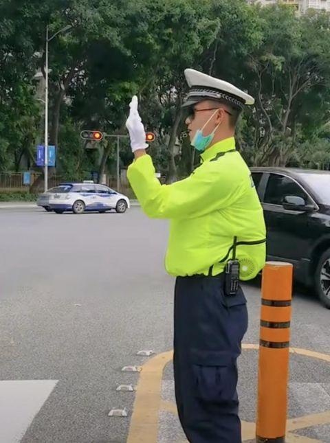 制服里自带小风扇 深圳交警新型"降温设备"走红