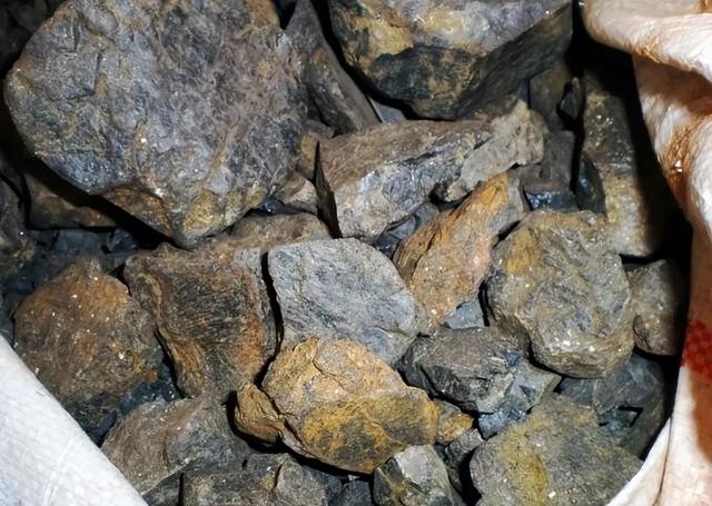 钽铌有什么作用?钽铌矿磨粉机是什么设备?