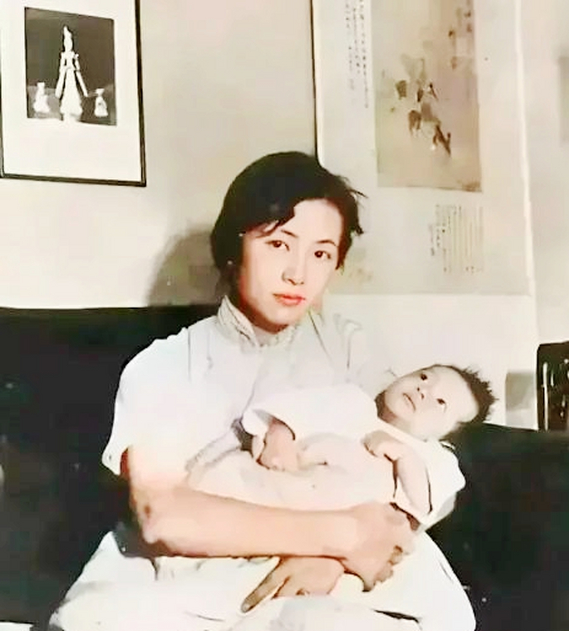 1932年,在北平,一张罕见的林微因抱着刚出生的孩子的照片留了下来.