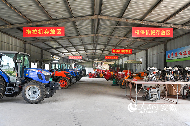 在红旗合作社仓库,停放整齐的各式农机.人民网记者 苗子健摄