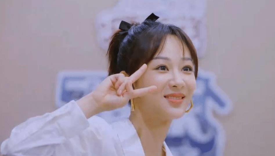 还有索要电话号码时,杨紫对宋亚轩和孙红雷的态度表明关系不明