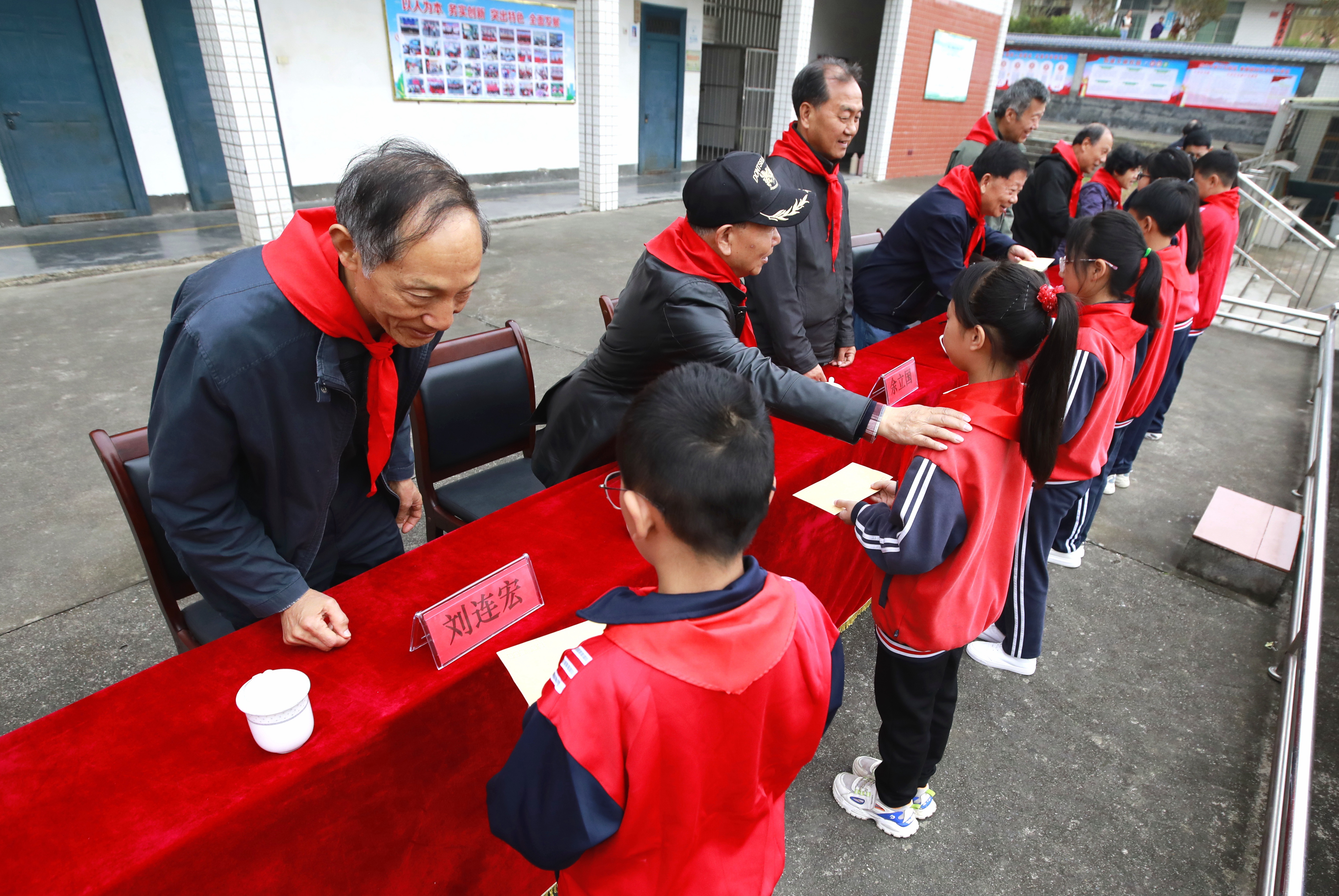 通过爱心传递,勉励受资助的学子胸怀大志,自强不息,努力学习,长大成才