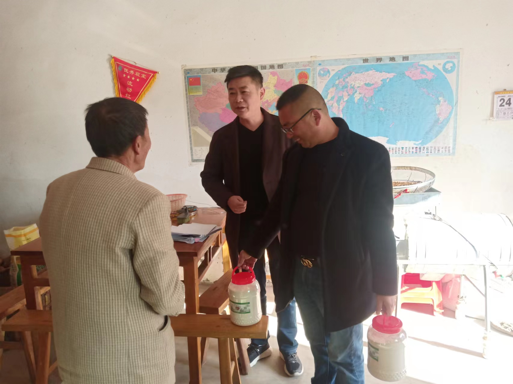 怀宁县凉亭乡非公企业党支部开展"送温情暖人心"活动