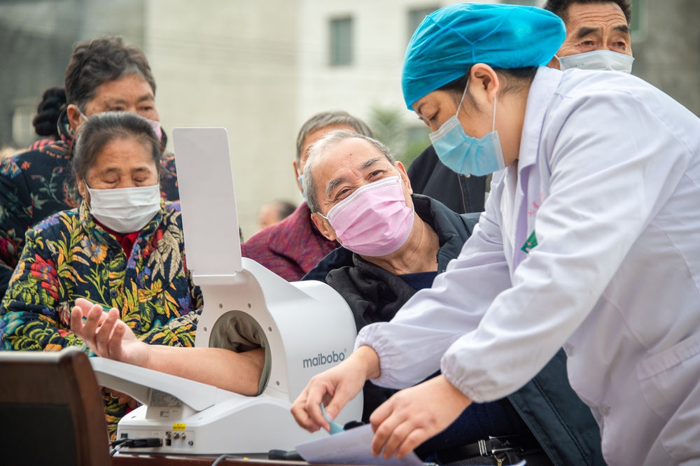 湖北为基层统一配置移动医疗卫生服务车