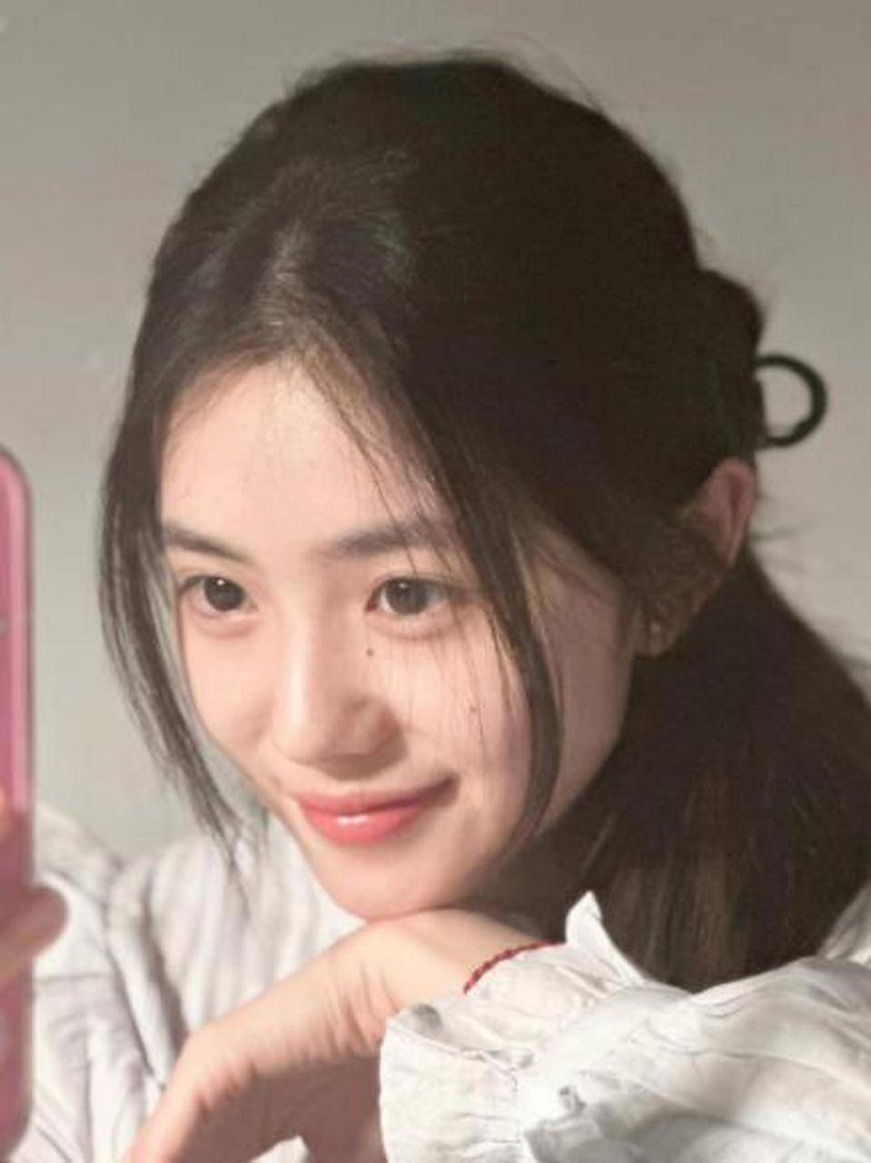 素颜的刘浩存长的真的漂亮![亲亲]