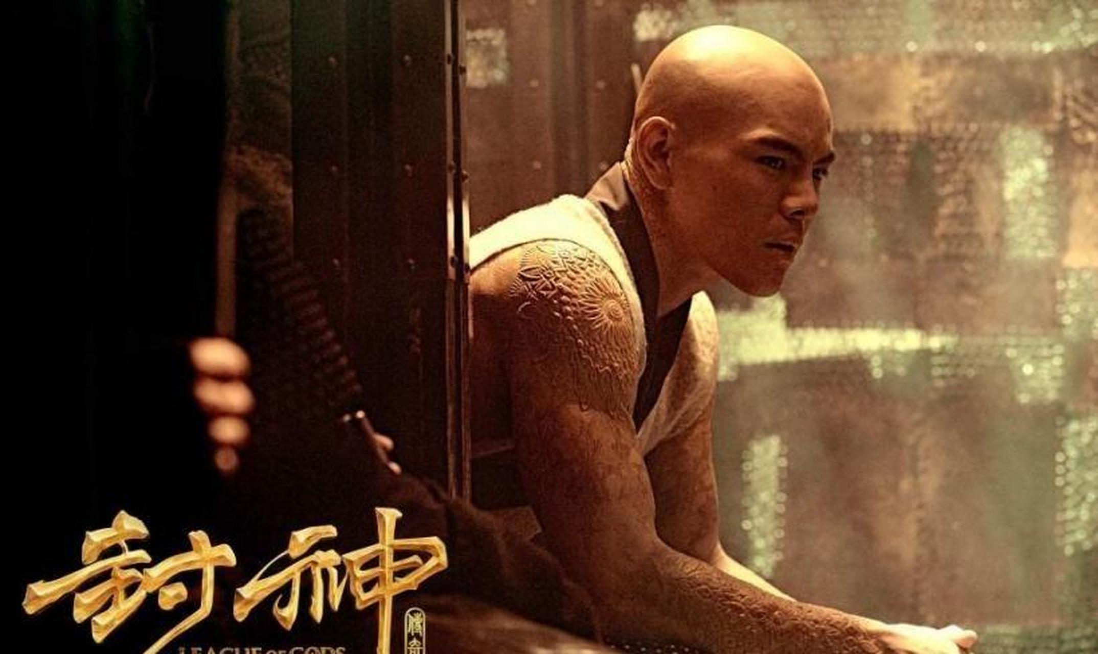 为了捧红儿子向佐,耗资5亿投资电影《封神传奇》,为了拉拢李连杰出演