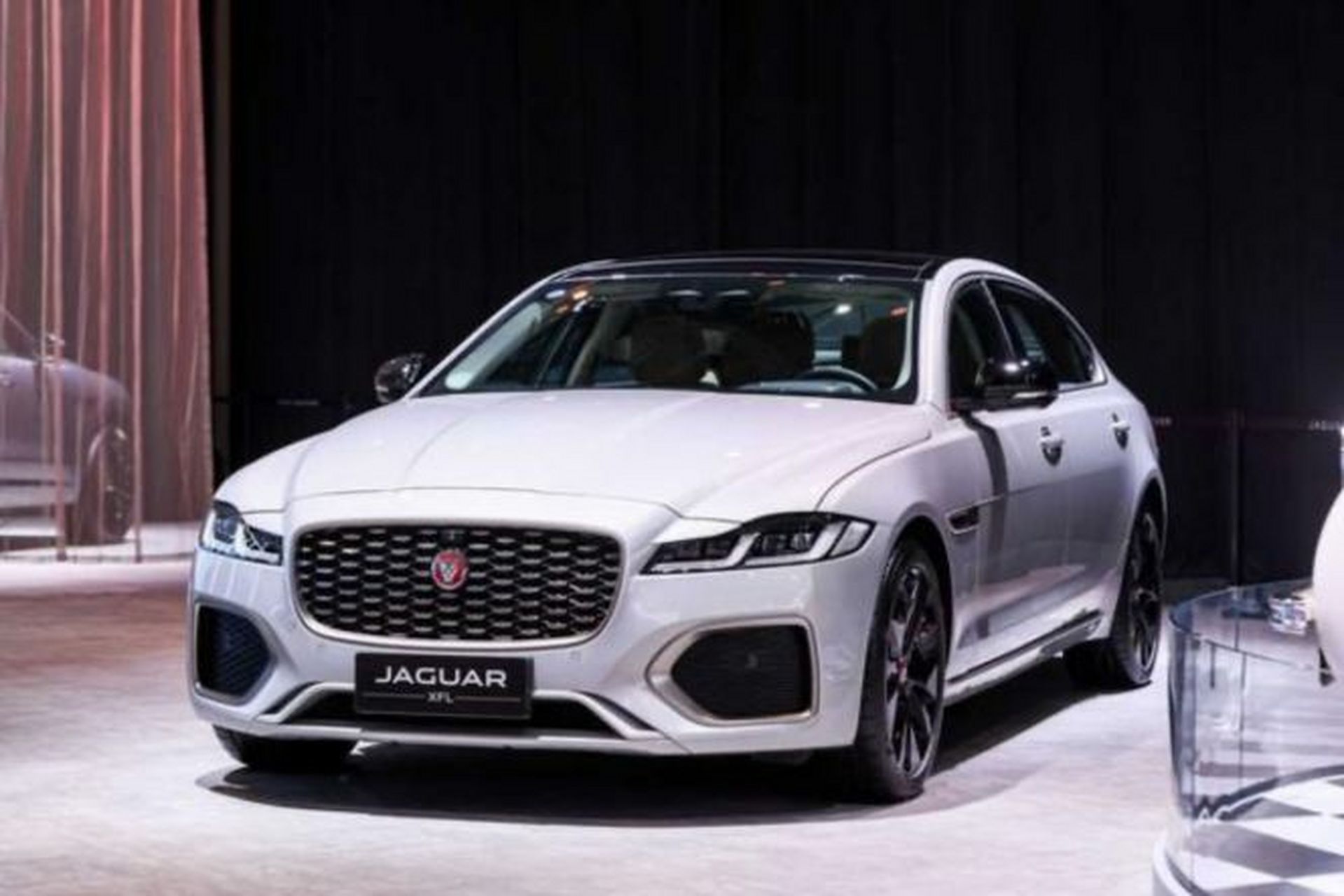 但是今天树哥给大家带来了另一款车型,那就是捷豹的中大型轿车捷豹xfl