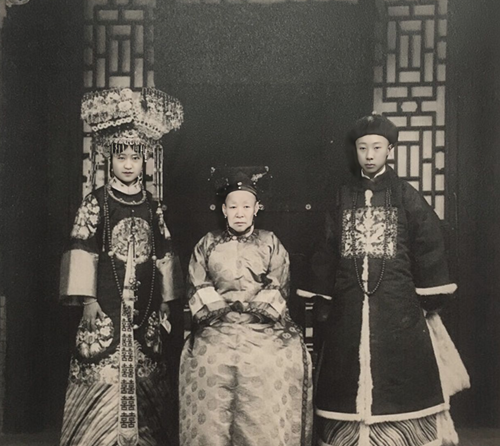 晚清老照片:皇弟溥杰与王妃大婚之喜,肥头大耳的文官与小妾!