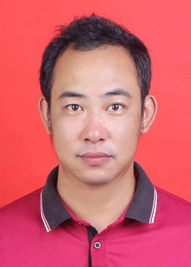 气温低至零下8度,岳明途经南通市开发区裤子港桥附近时,发现一女子边