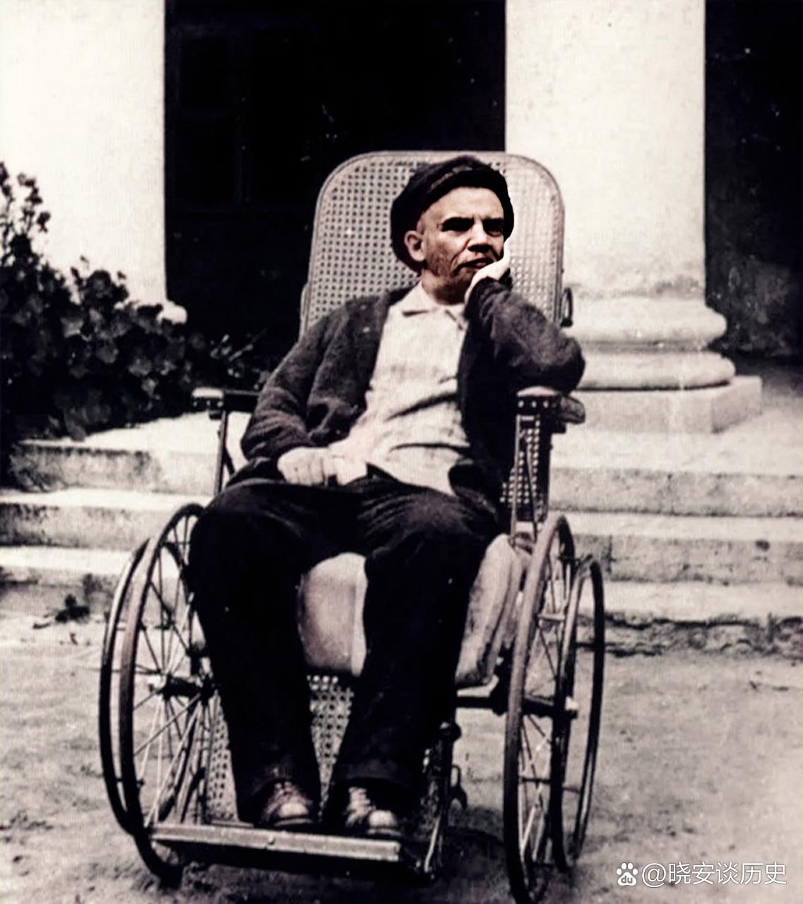 1923年,列宁逝世前的最后一张照片,照片中他因为多次中风已经无法行走