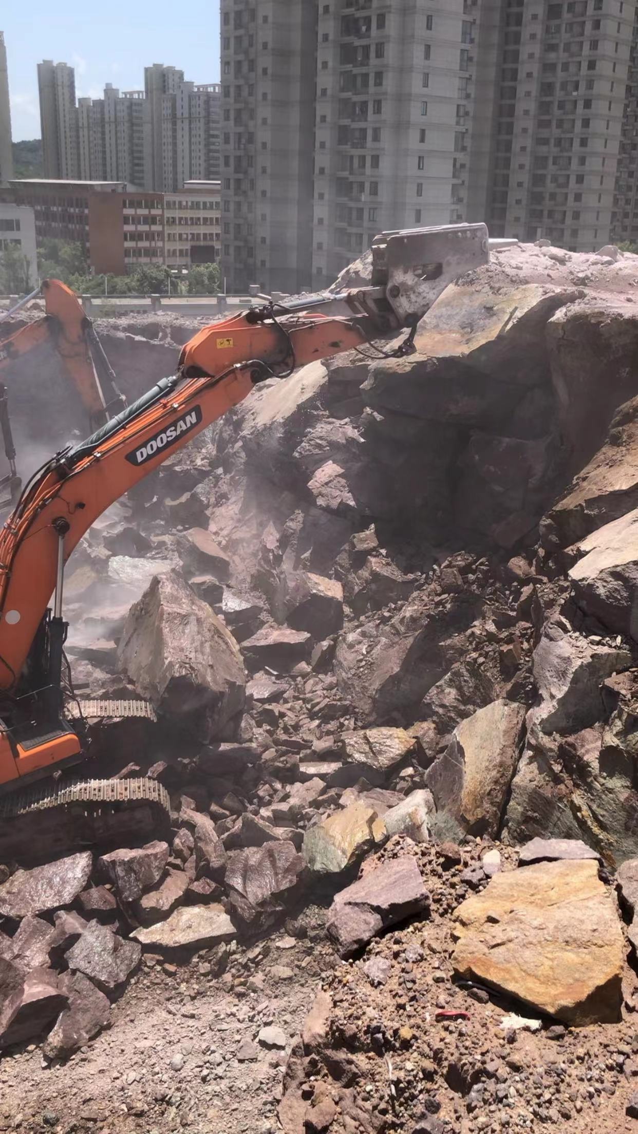 露天采石场静态爆破