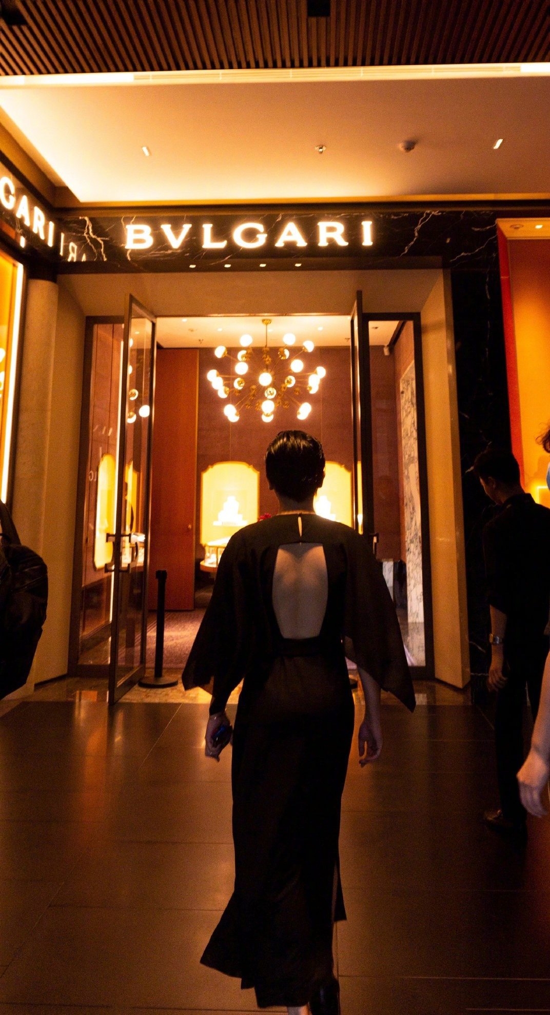 勇者无敌!姜思达first红毯造型引热议后,再穿露背长裙出街