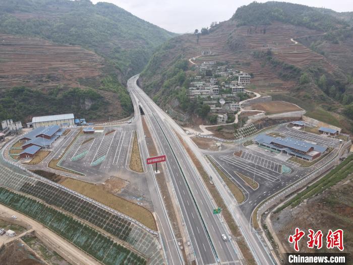 贵州:镇赫高速公路建成通车