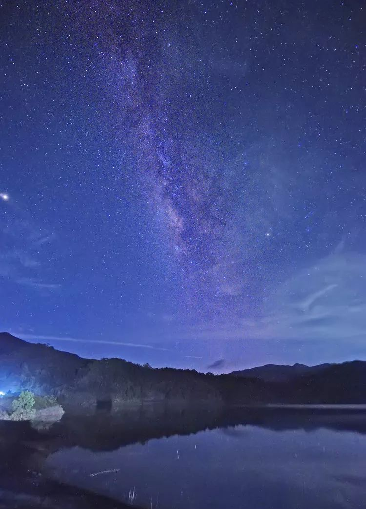 探索新兴的夜空:一幅绚丽的星空图,引人遐思