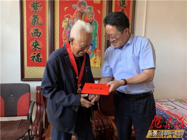 闫晓峰到合水县走访慰问老党员督查调研党史学习教育