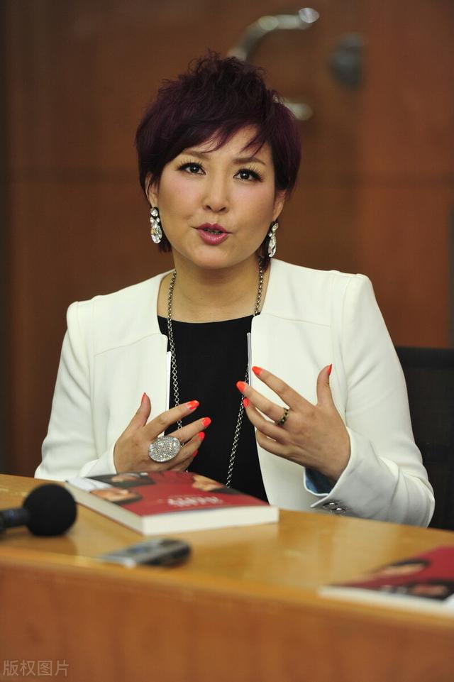 李静近照,被拍,喜笑颜开,心情很好