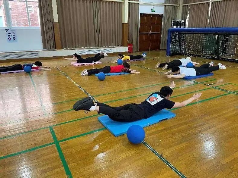 托举起心中的梦想!上海市盲童学校为学生"点亮心灯"|文明校园