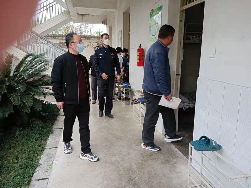 梓潼县许州中学开展违禁物品全面排查