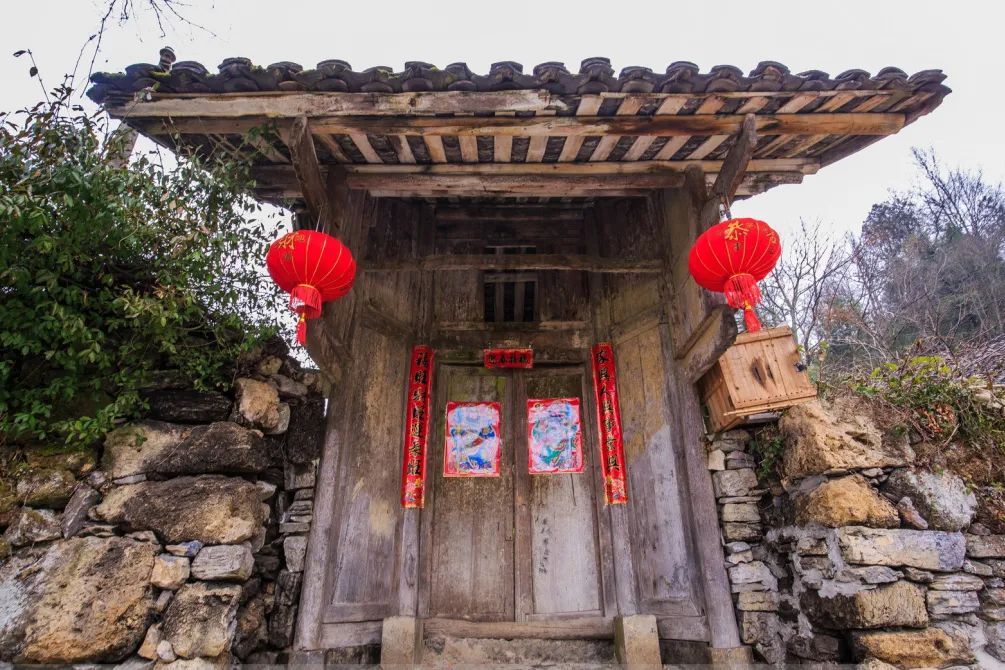 在松桃县 · 响水洞村,与瀑布梯田相遇,体验大自然野性的魅力!