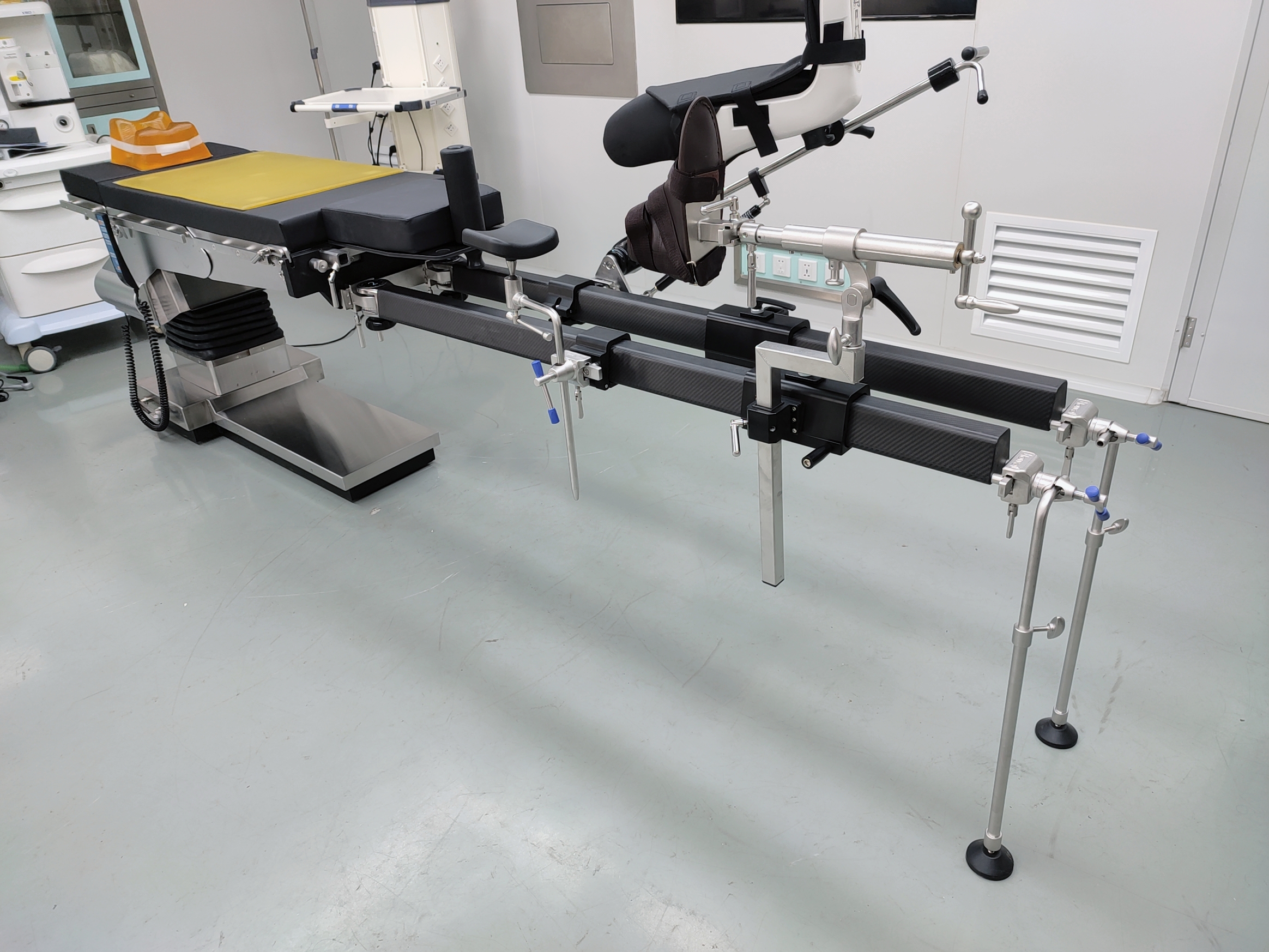 碳纤维骨科手术牵引床