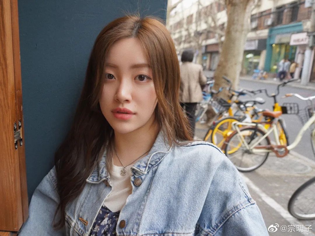 她叫宗明子,毕业于江苏科技大学,会计与商务信息科技专业,来自上海
