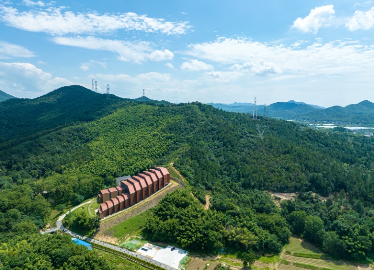 安徽芜湖繁昌区:蓝天白云映碧水 夏日小城分外美