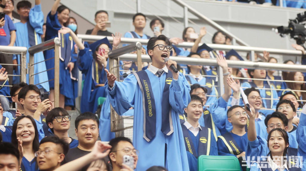 这才是青春该有的样子!青岛大学毕业典礼激情开唱