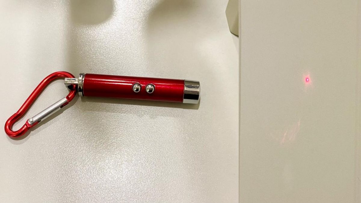 危险!学校周边5元一支的激光笔可能会损伤孩子眼睛