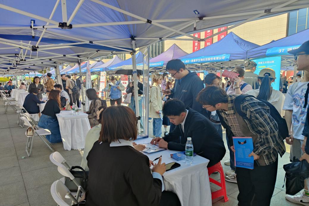 中南民族大学经济学院举行40周年院庆暨校友分会成立大会.docx